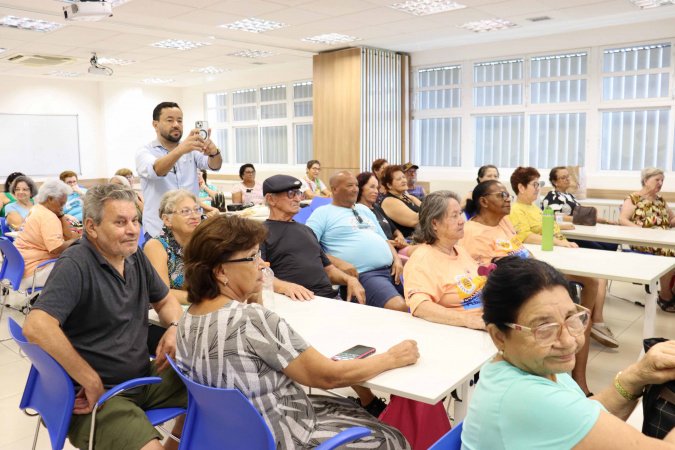 Mais de 100 idosos participam de workshops sobre letramento em inteligência artificial 