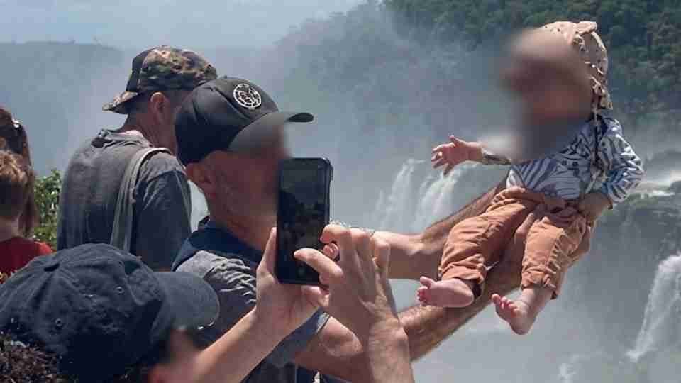 Homem coloca bebê em risco para fazer foto nas Cataratas do Iguaçu - catve.com