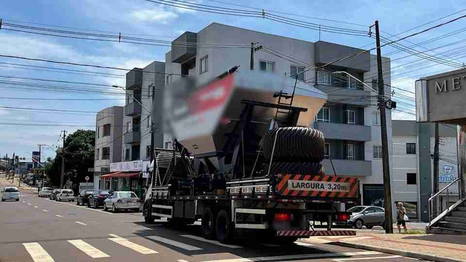 Caminhão enrosca em fios e deixa moradores sem energia e internet no Universitário - catve.com