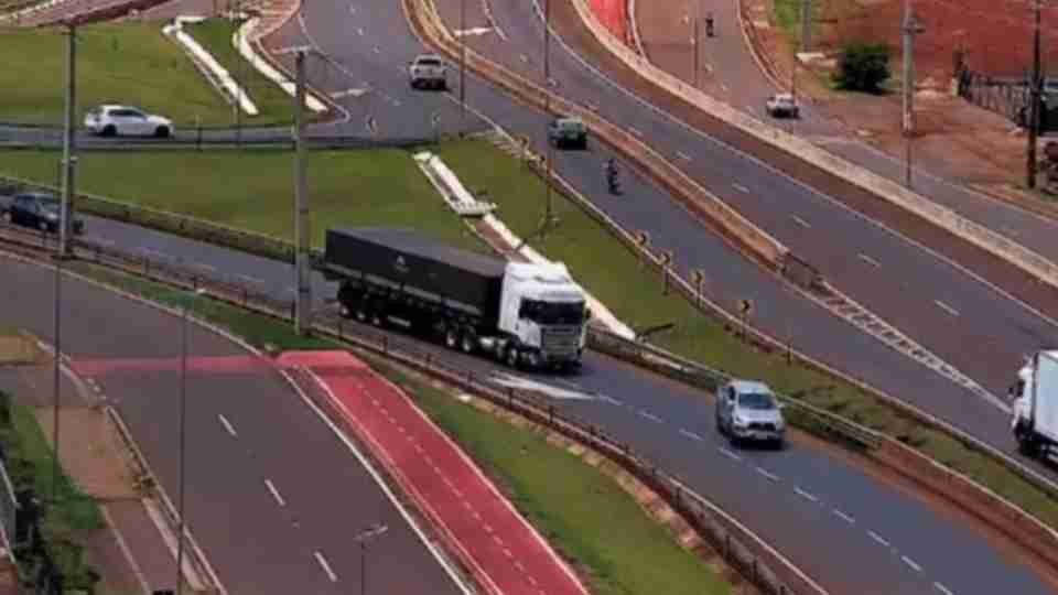Acidente entre caminhão e caminhonete é flagrado no Trevo Cataratas - catve.com