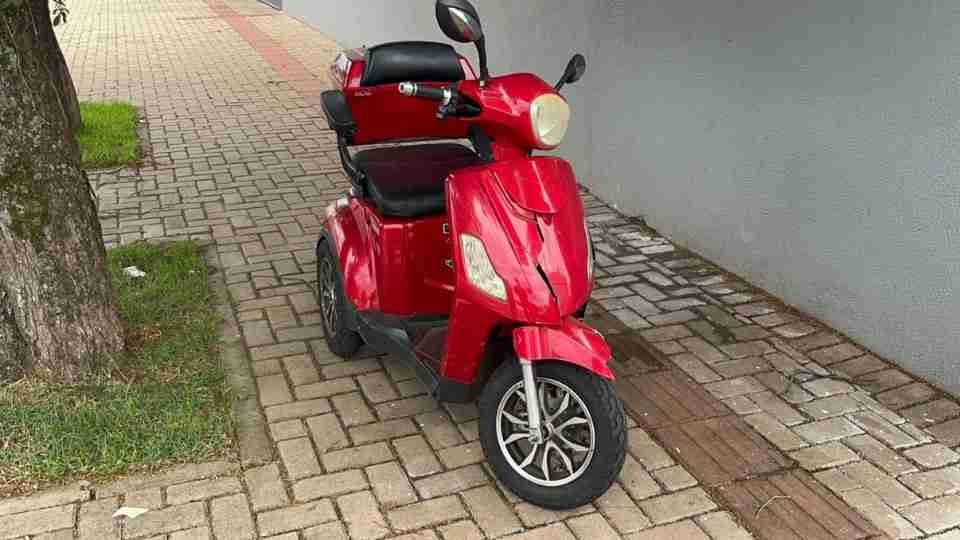 Batida entre carro e triciclo deixa jovem ferida em Cascavel - catve.com