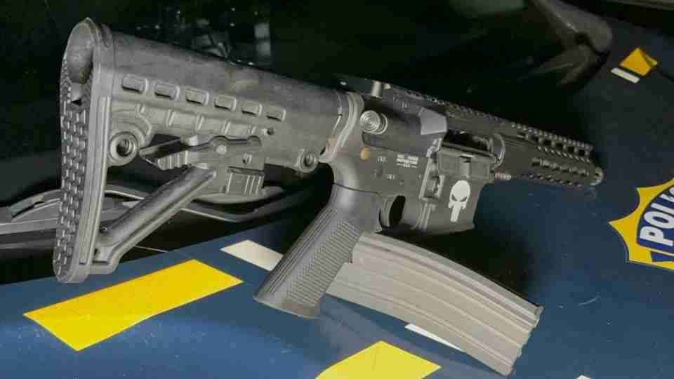 Fuzil calibre 5.56 é apreendido em abordagem de rotina em Santa Tereza do Oeste - catve.com