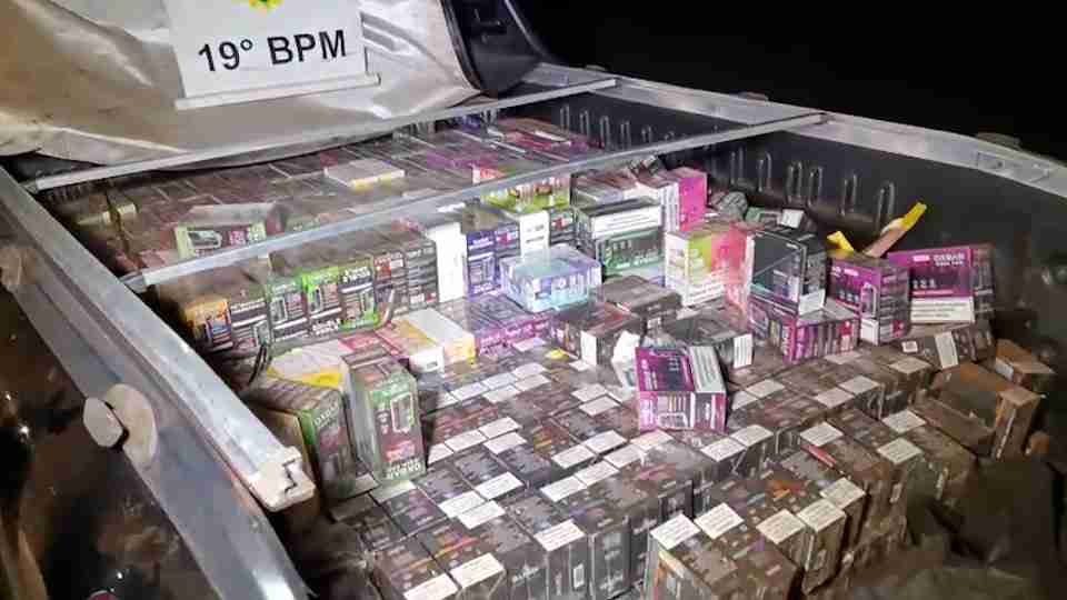 Motorista abandona veículo com 3 mil cigarros eletrônicos após fuga na BR-163 - catve.com