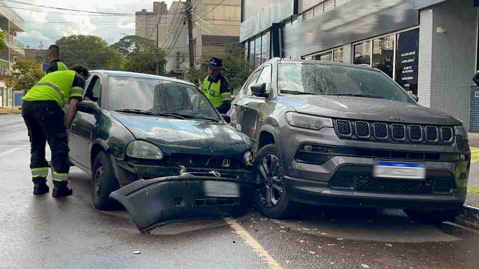 Motorista é presa por embriaguez após bater em carro estacionado no Centro em Cascavel - catve.com