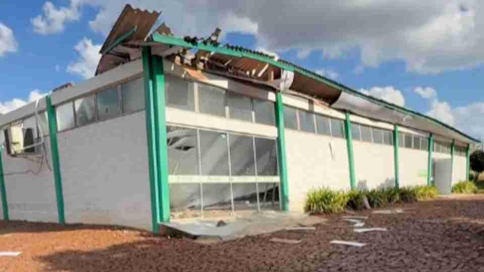 Telhado de associação desaba em Realeza, no Sudoeste do Paraná - catve.com