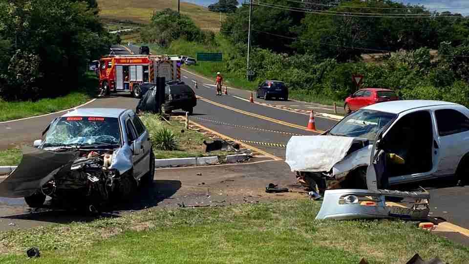 Duas mortes e três feridos em grave acidente na PR-158 - catve.com
