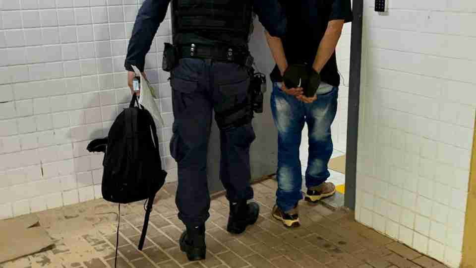 Homem é preso após se recusar a entregar filha à mãe no centro de Cascavel - catve.com