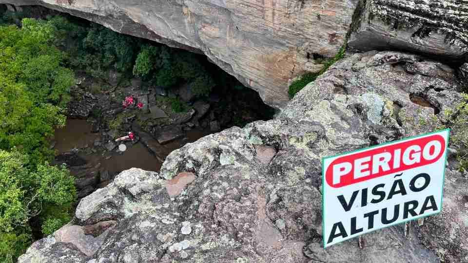 Turista de 35 anos morre ao cair de cachoeira de 40 metros em Ponta Grossa - catve.com