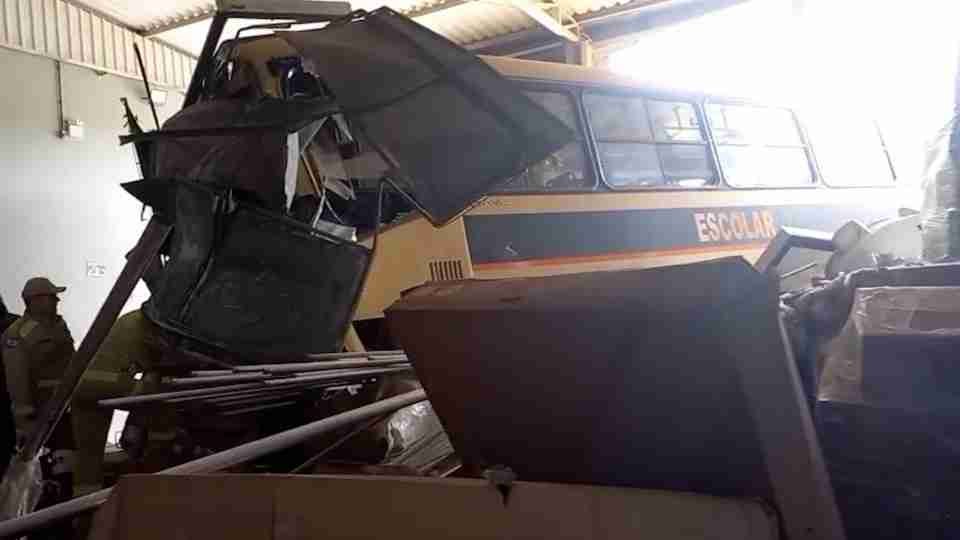 Ônibus escolar invade empresa em Medianeira; vídeo - catve.com