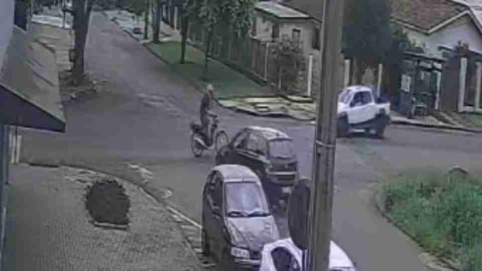 Câmera flagra batida entre carro e moto no Centro de Cascavel; motociclista fica ferido - catve.com