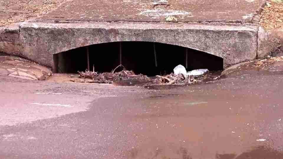 Entupimento provoca vazamento de esgoto no Bairro Country - catve.com