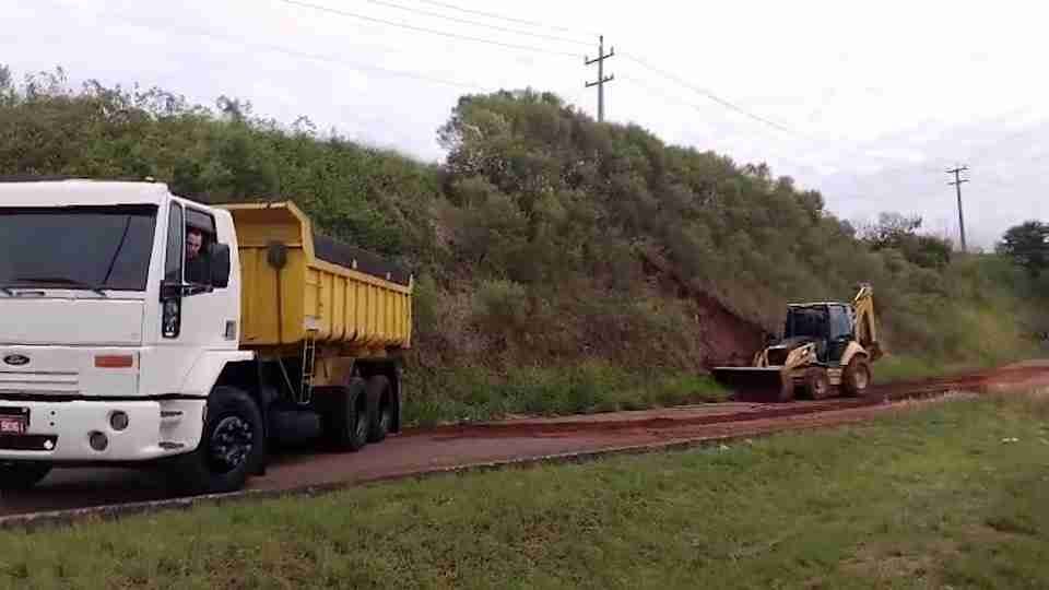 Equipes trabalham na trincheira da BR-163 com a Avenida Maripá, em Toledo - catve.com