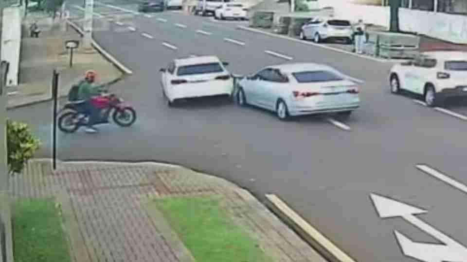 Vídeo: motorista tenta conversão e atinge outro carro em Cascavel - catve.com