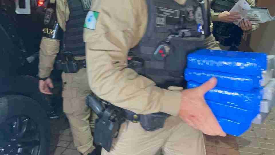 Carreta é abordada na BR-163 e polícia apreende 10 kg de cocaína em mochila na cabine - catve.com