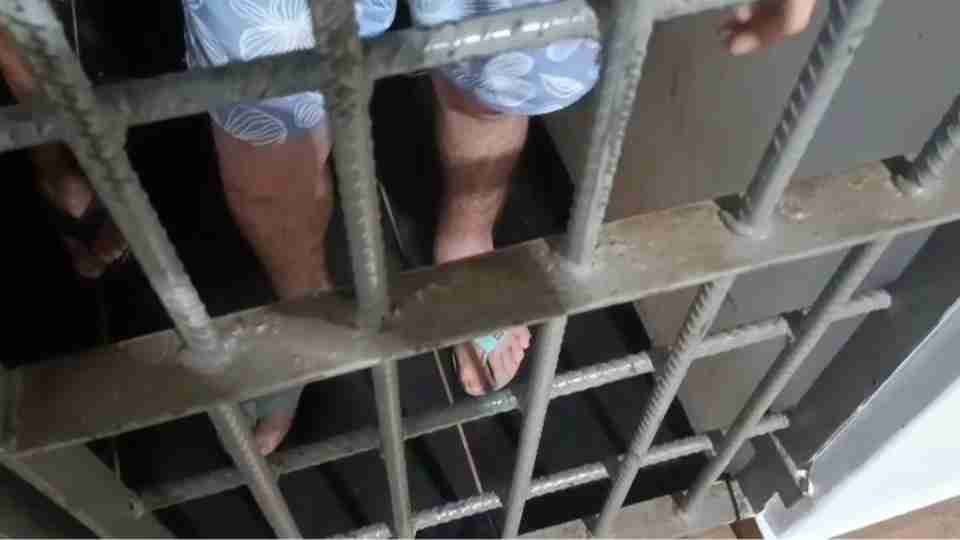 Jovem é preso após ameaçar a mãe e descumprir medida protetiva em Toledo - catve.com