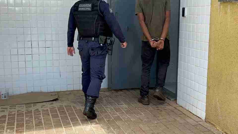 Homem é preso em Cascavel após tornozeleira eletrônica descarregar - catve.com