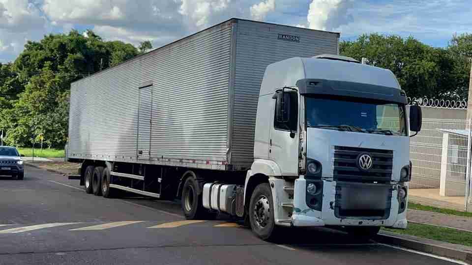 Carreta com placas clonadas é apreendida na BR-277, em Cascavel - catve.com