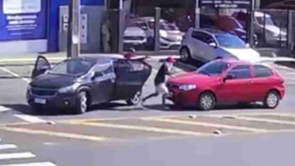 Câmera flagra assalto a mão armada e motorista tem carro levado em Foz do Iguaçu - catve.com