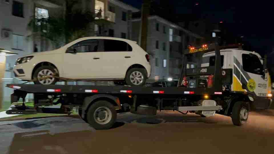 Carro usado na fuga de homicídio é localizado pela polícia no bairro Neva, em Cascavel - catve.com