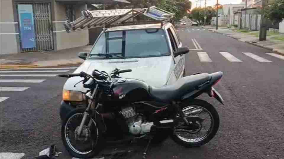 Motociclista de 19 anos fica ferido em batida com carro no bairro São Francisco, em Toledo - catve.com