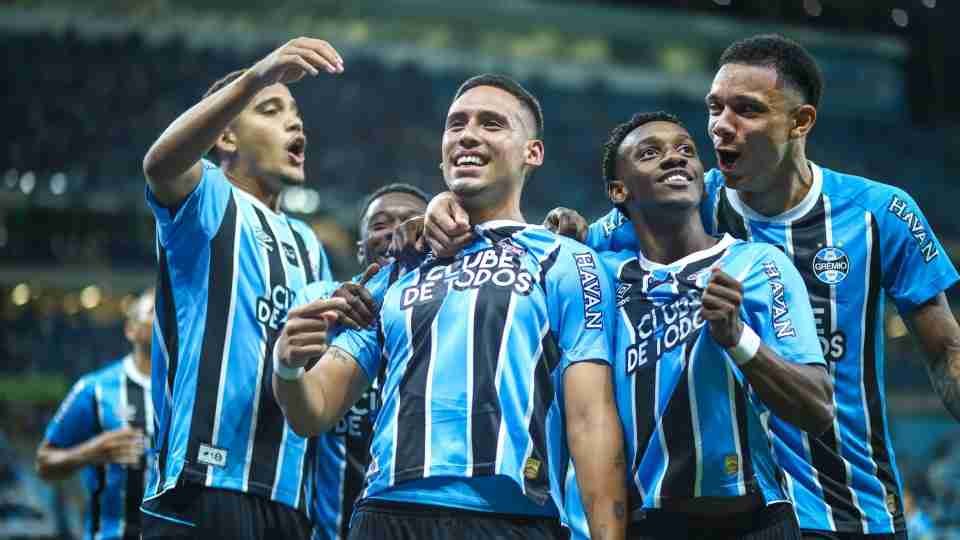 Grêmio vence o Atlético-MG por 2 a 1 na Arena - catve.com