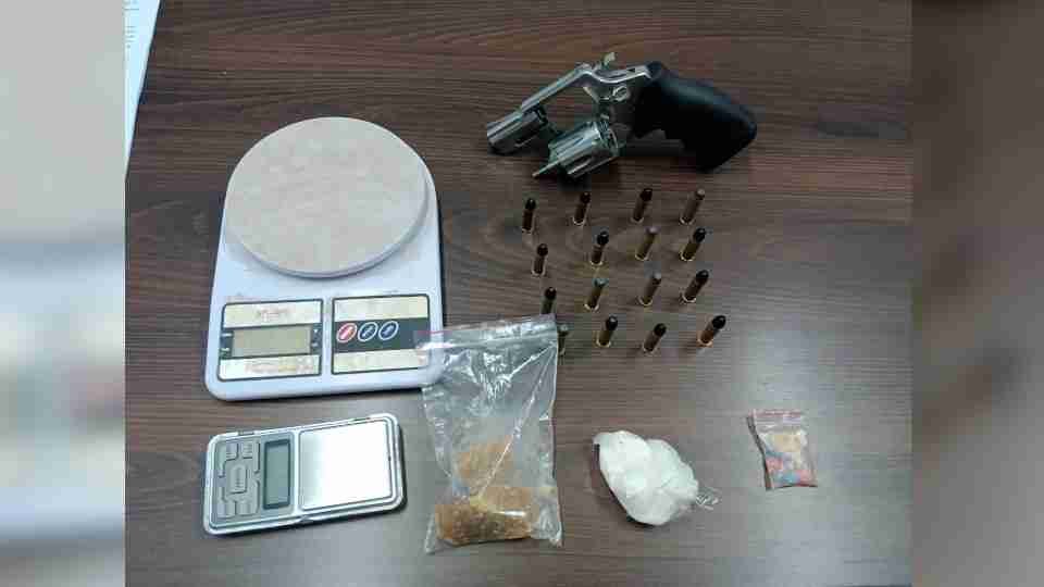 Homem é preso com arma e drogas no Interlagos durante cumprimento de mandado - catve.com