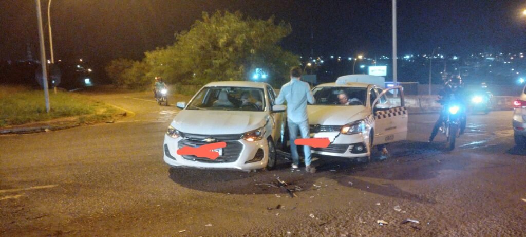 Batida entre táxi e carro é registrada no bairro São Cristóvão, em Cascavel