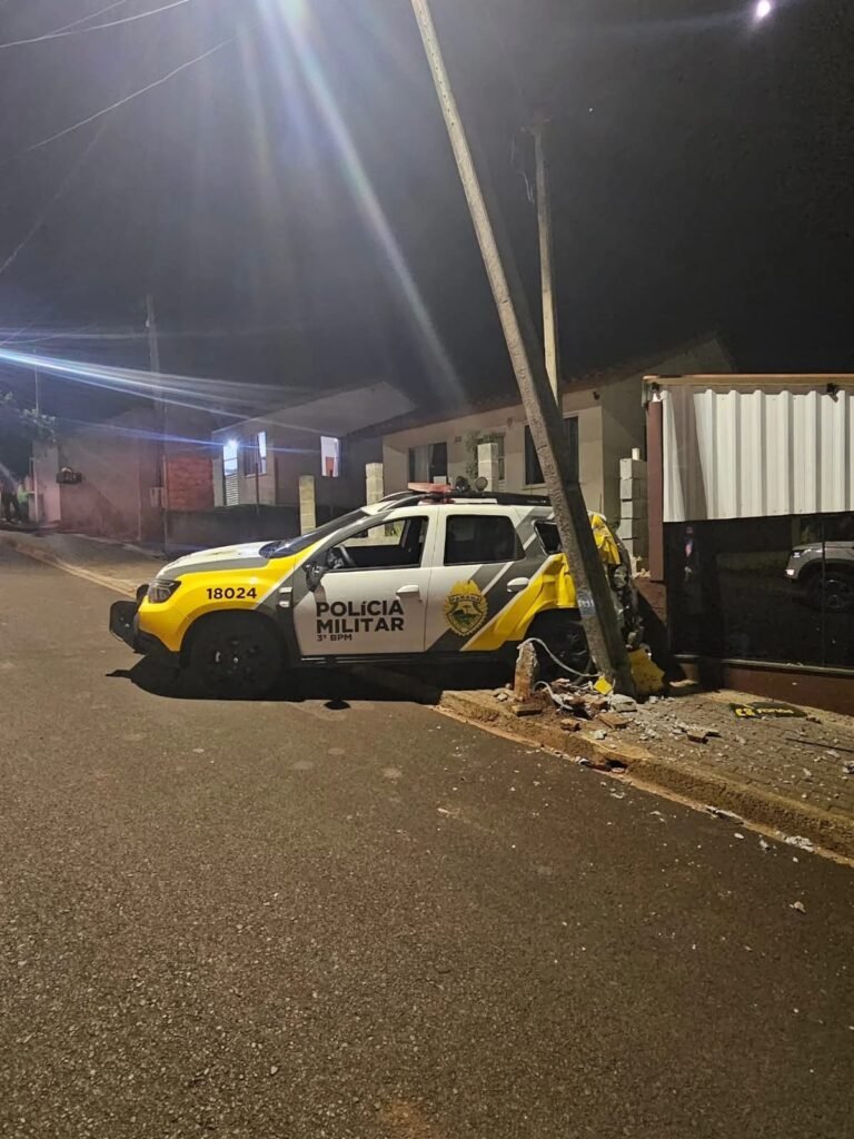 Câmera de segurança flagra acidente envolvendo viatura da Polícia Militar do Paraná em Coronel Vivida