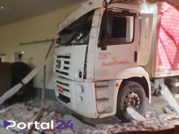 Caminhão desgovernado atinge salão em Lindoeste