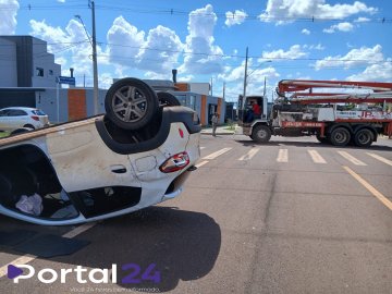 Motorista fica ferida após caminhão atingir carro no loteamento Recanto Tropical, em Cascavel