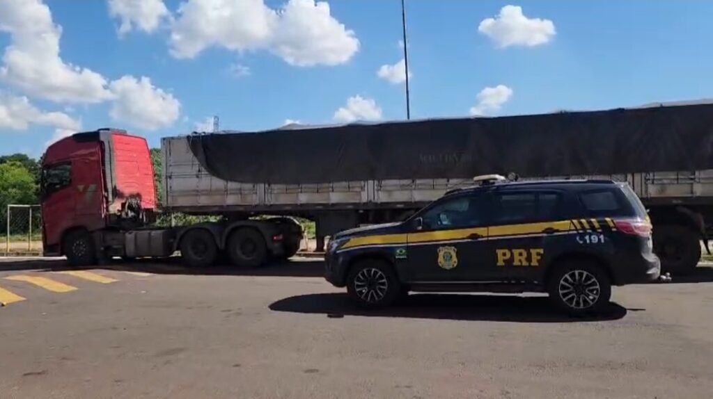 PRF recupera carreta e prende homem por receptação na BR-163, em Guaíra
