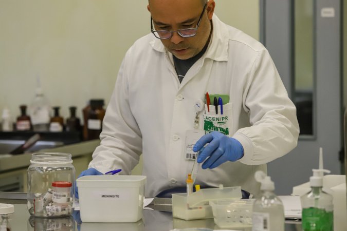 Paraná é destaque em revista internacional por liderança na vigilância de superbactérias