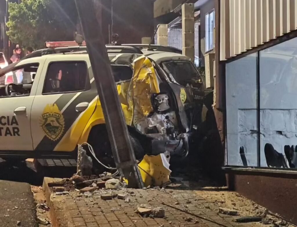 Viatura da Polícia Militar do Paraná se envolve em acidente durante ocorrência com disparos em Coronel Vivida