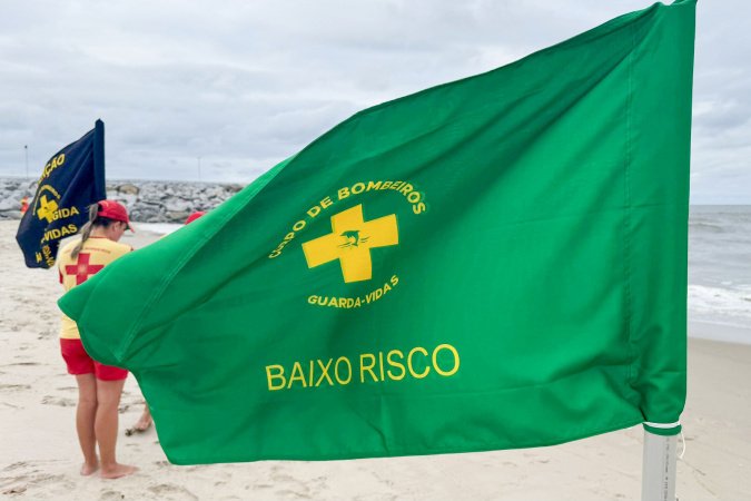 Bombeiros alertam banhistas para atenção às bandeiras de áreas seguras ao entrar no mar