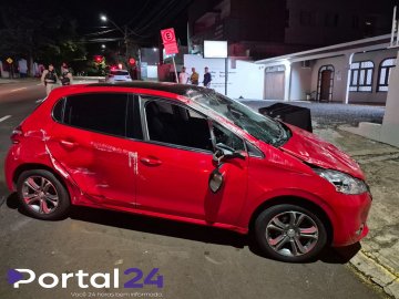 Mulher fica ferida após capotamento no centro de Cascavel