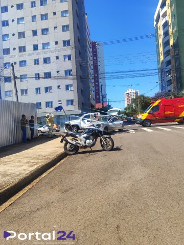Acidente em cruzamento movimentado deixa motorista ferido no Centro de Cascavel