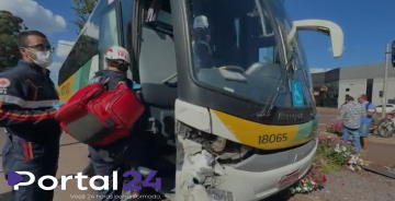 Acidente entre carro e ônibus é registrado em Cascavel