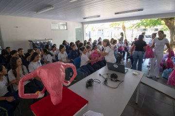 Alunas do Colégio Estadual Jardim Maracanã participam de palestra e recebem kits de higiene íntima