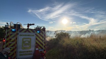 Bombeiros combatem incêndio ambiental no 14 de Novembro
