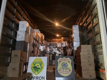 BPFRON, PF e Receita Federal apreendem caminhão com vinhos contrabandeados em Barracão
