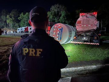 Caminhão de Cascavel se envolve em acidente com vazamento de combustível na BR-277