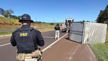 Caminhão de pequeno porte tomba na BR-277