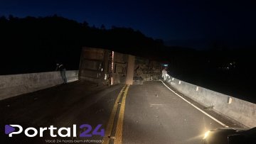 Carreta com 20 vacas tomba e interdita totalmente a BR-277 na ponte do Guarani