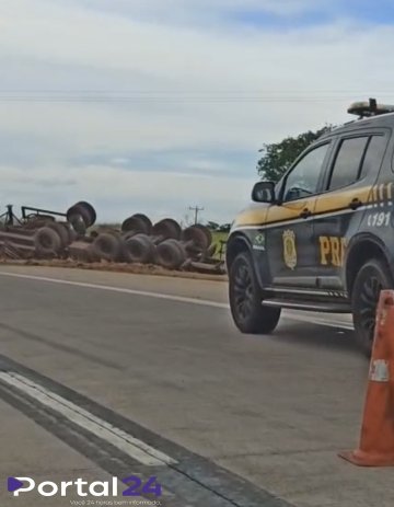 Caminhão tomba na BR-163 próximo à base da PRF neste domingo (15)