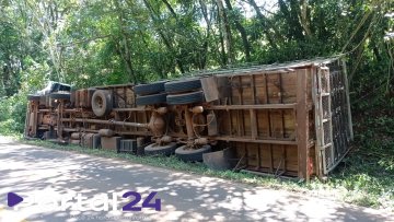 Caminhão tomba na BR-487 e mobiliza resgate com vítima presa às ferragens em Iretama