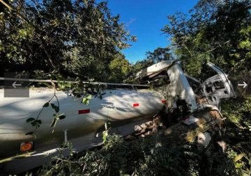 Caminhoneiro salta de veículo em movimento após saída de pista no Oeste de SC