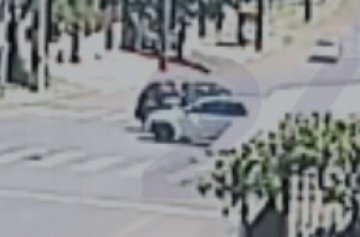 Carro capota em acidente na rua Europa em Cascavel