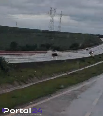 Chuva forte causa alagamento na BR-163 no Contorno Oeste de Cascavel