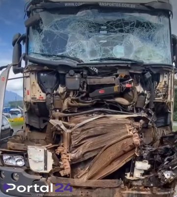 Colisão traseira entre caminhões causa congestionamento na BR-277, em Paranaguá