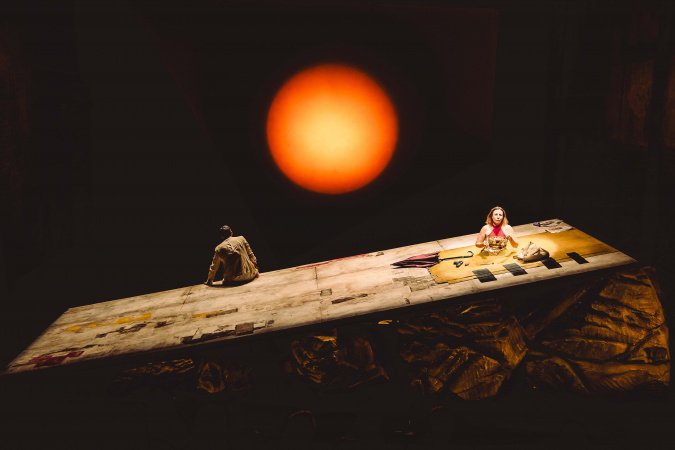 Entre o riso e a ruína: Teatro Guaíra recebe "Dias Felizes", adaptação de Samuel Beckett